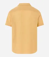 Camisa de manga corta color mostaza, confeccionada en algodón con textura, cuello inglés y cierre frontal de botones.