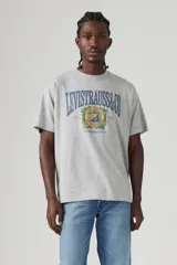 Remera gris de corte clásico con estampado del logo de Levi's en el pecho.