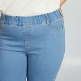 Jegging de denim celeste con cintura elastizada y corte ajustado.