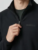 Polar Merrell de hombre, color negro, con cuello alto y cierre frontal parcial de media cremallera. Presenta el logo de la marca bordado en el pecho.