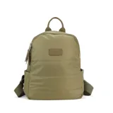 Mochila capitoneada color verde militar, confeccionada en nylon. Tiene apertura superior con cierre y tiradores metálicos, bolsillos internos, bolsillo frontal con cierre metálico, correa corta de mano y correas de galón regulables para colgar en la espalda.