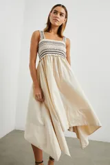 Vestido midi color crema de popelina de algodón, con breteles anchos y cuerpo superior fruncido con rayas horizontales negras.