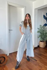 Mono largo gris melange con escote en V combinado en blanco, mangas cortas y corte holgado.