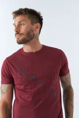 Remera de hombre color bordó con estampado de la palabra "LONDON" en azul.