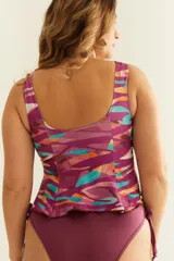Top de bikini musculosa con estampado abstracto en tonos magenta, naranja y celeste. Tiene nudo regulable en el escote y bolsillo interno para colocar copa removible o prótesis externa.