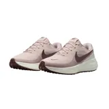 Championes Nike Revolution 8 Se color rosado con el swoosh en un tono marrón oscuro y suela blanca con motas.