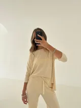 Remerón blanco de manga larga confeccionado en morley y viscosa.