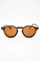 Lentes de sol polarizados con armazón redondo de carey y cristales marrones.