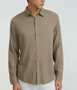Camisa masculina de manga larga color beige, con cuello inglés y abotonado frontal. Corte comfort.