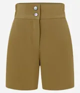 Bermuda roja de poliéster con cintura elástica, bolsillos laterales y cierre con cremallera y botones.