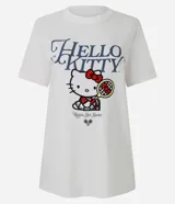Remera de algodón color blanco, con cuello redondo, manga corta y estampado frontal de Hello Kitty con temática de tenis.