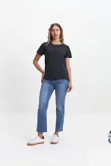 Remera básica de manga corta y cuello redondo, de calce regular en color negro.
