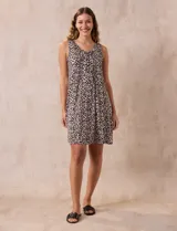 Camisón corto negro con estampado de lunares blancos, escote en V con botones y detalle plisado en el pecho.