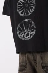 Camisa de manga corta confeccionada en lino, con cuello clásico y cierre frontal de botones. Presenta un corte relajado y una textura natural característica del tejido.