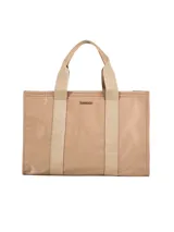 Cartera tote tipo shopper de color beige, con doble asa de mano y hombro de lona reforzada. Presenta detalle de placa metálica con el logo de la marca en el frente.