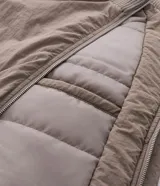 Campera bomber masculina de poliamida, con cuello, puños y ruedo de tejido elástico. Presenta cierre frontal con cremallera, dos bolsillos laterales con solapa y botón, y un pequeño bolsillo con cierre en una de las mangas.