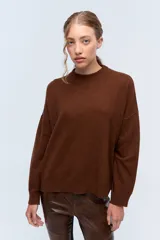 Sweater marrón de tejido de punto realizado en lambswool, con cuello redondo y calce holgado.