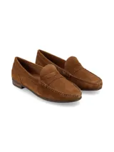 Mocasín de cuero tipo gamuza color marrón cognac, con diseño clásico, costuras visibles y detalle de antifaz en el empeine.