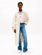 Zapatillas de cuero blanco con detalles en color coral en los laterales y el talón, de estilo vulcanizado con suela de goma y cierre de cordones. Incluyen el logo de Tommy Hilfiger en el lateral.