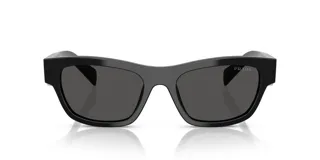 Lentes de sol Prada modelo B09, con armazón rectangular de acetato negro brillante y micas oscuras. Presentan patillas anchas con el logotipo de la marca impreso en el lateral.