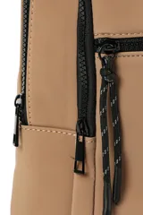 Mochila grande cuadrada color negro, con bolsillo frontal y cierre superior.