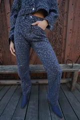 Pantalón de jean azul con lentejuelas plateadas.