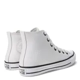 Championes de caña alta Converse modelo Chuck Taylor All Star, confeccionados en cuero blanco con puntera de goma y suela con franjas negras.