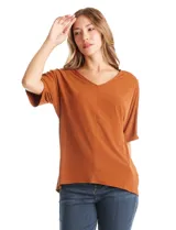 Blusa de silueta fluida con escote en V, manga japonesa corta y costura central vertical en el frente. Confeccionada en tejido de punto con acabado mate, presenta un diseño con largo asimétrico, siendo más larga en la espalda.