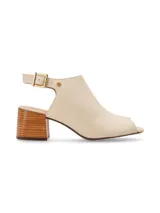 Sandalia peep toe confeccionada 100% en cuero color crema, con taco ancho de madera de 6 cm, tira ajustable con hebilla metálica dorada en el talón y detalle de remache con logo de la marca.