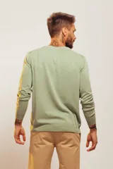 Buzo azul marino de punto con cuello redondo y mangas largas.