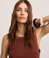Blusa sin mangas de Cortelle, color negro, de corte ajustado y diseño liso, con detalle de ribete satinado en el cuello y las sisas.
