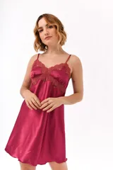 Camisón corto color verde con breteles finos y puntilla en el escote.