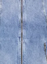 Campera de jean de lavado medio con efecto gastado, estilo biker, cuello mao, cierre frontal y bolsillos laterales con cierre. Presenta mangas anchas con aberturas en los puños.