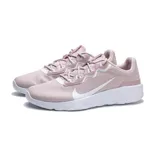Championes Nike modelo Explore Strada, color rosado con suela blanca. Presentan un diseño de malla transpirable con el logo de la marca en blanco en el lateral y sistema de cordones para un ajuste seguro.