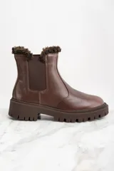 Bota Chelsea de cuero marrón con elástico lateral y suela track. Interior forrado en corderito.