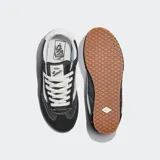 Championes Vans modelo Super Lowpro de perfil bajo, con diseño inspirado en el calzado de competición Style 84. Presentan una combinación de paneles de gamuza y tela en color negro con detalles en blanco, incluyendo la icónica banda lateral Sidestripe, cordones blancos y suela de caucho color caramelo con diseño Waffle.