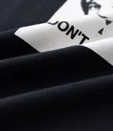 Remera negra de algodón con estampado frontal en blanco y negro de la banda Bee Gees.