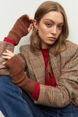 Guantes sin dedos color marrón de tejido de punto acanalado.