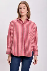 Camisa de manga larga con cuello clásico y cierre con botones, con estampado de rayas verticales rojas y amarillas.