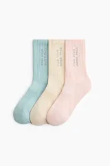 Pack de tres pares de medias deportivas de caña alta acanalada, en tonos celeste, beige y rosado. Cuentan con el texto estampado "Find your inner pace" en la parte superior y diseño técnico con refuerzos y ventilación.