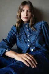 Camisa de jean liviana color azul, con frunces en los hombros, detalle de costuras en el pecho y mangas 3/4.