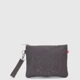 Clutch de lona color gris oscuro con cierre superior y correa de muñeca extraíble. Presenta un diseño circular estampado con el logo de la marca en el frente.