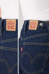 Jean de corte baggy con tiro medio y pierna ancha, confeccionado en denim de color azul oscuro sin elasticidad.