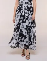 Vestido maxi plisado de gasa con estampado floral en blanco y negro, sin mangas, con escote redondo y lazo para anudar en la cintura.