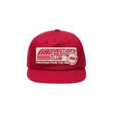 Gorro tipo gorra roja con un parche bordado blanco en la parte frontal que incluye texto y el logotipo de la marca.