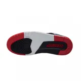 Championes Jordan Spizike Low, diseño urbano en color negro con detalles en gris, rojo y blanco, combinando elementos de varios modelos icónicos de Air Jordan con capellada de cuero y sintético.