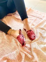 Pantuflas de algodón con estampado batik en tonos azules y blancos.