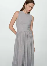 Vestido largo de tejido fluido color gris melange, con cuello redondo, sin mangas y falda plisada.