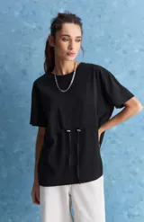 Remera celeste de algodón con cuello redondo, mangas cortas y cordón ajustable en la cintura.
