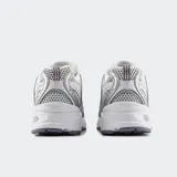Championes New Balance 530 de estilo retro, color blanco y plateado con detalles en gris. Cuenta con capellada de malla transpirable, detalles sintéticos metalizados, entresuela ABZORB acolchada para mayor absorción de impactos y suela de goma.